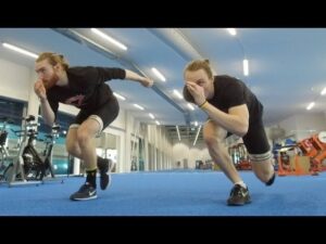 Twee sporters oefenen een krachtige zijwaartse afzet in de trainingshal