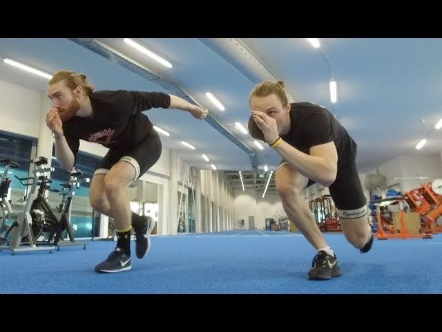 Twee sporters oefenen een krachtige zijwaartse afzet in de trainingshal