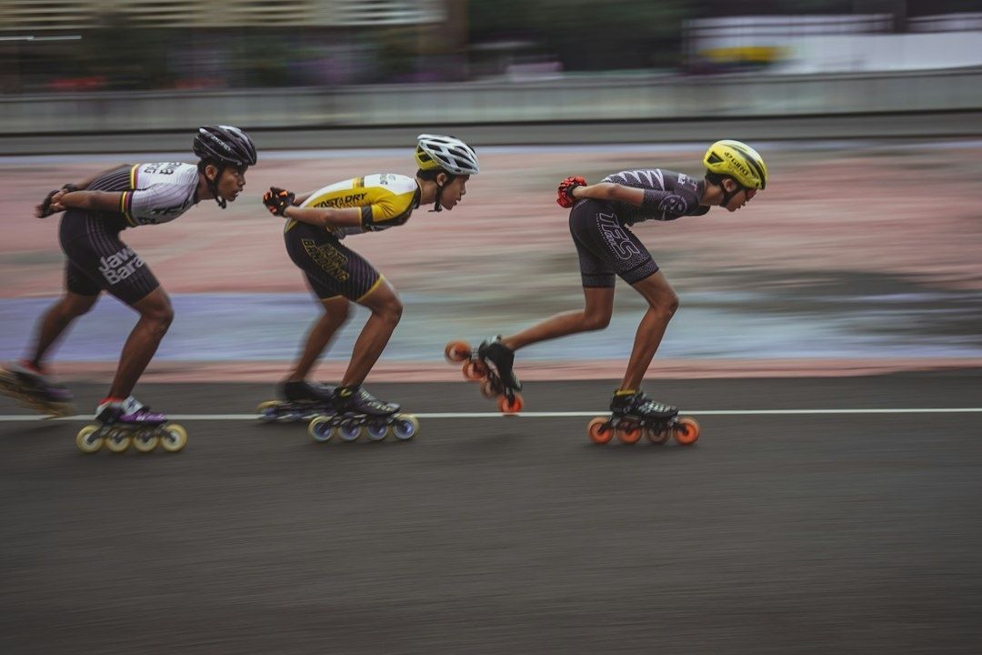Drie inline-skaters rijden achter elkaar in een bocht